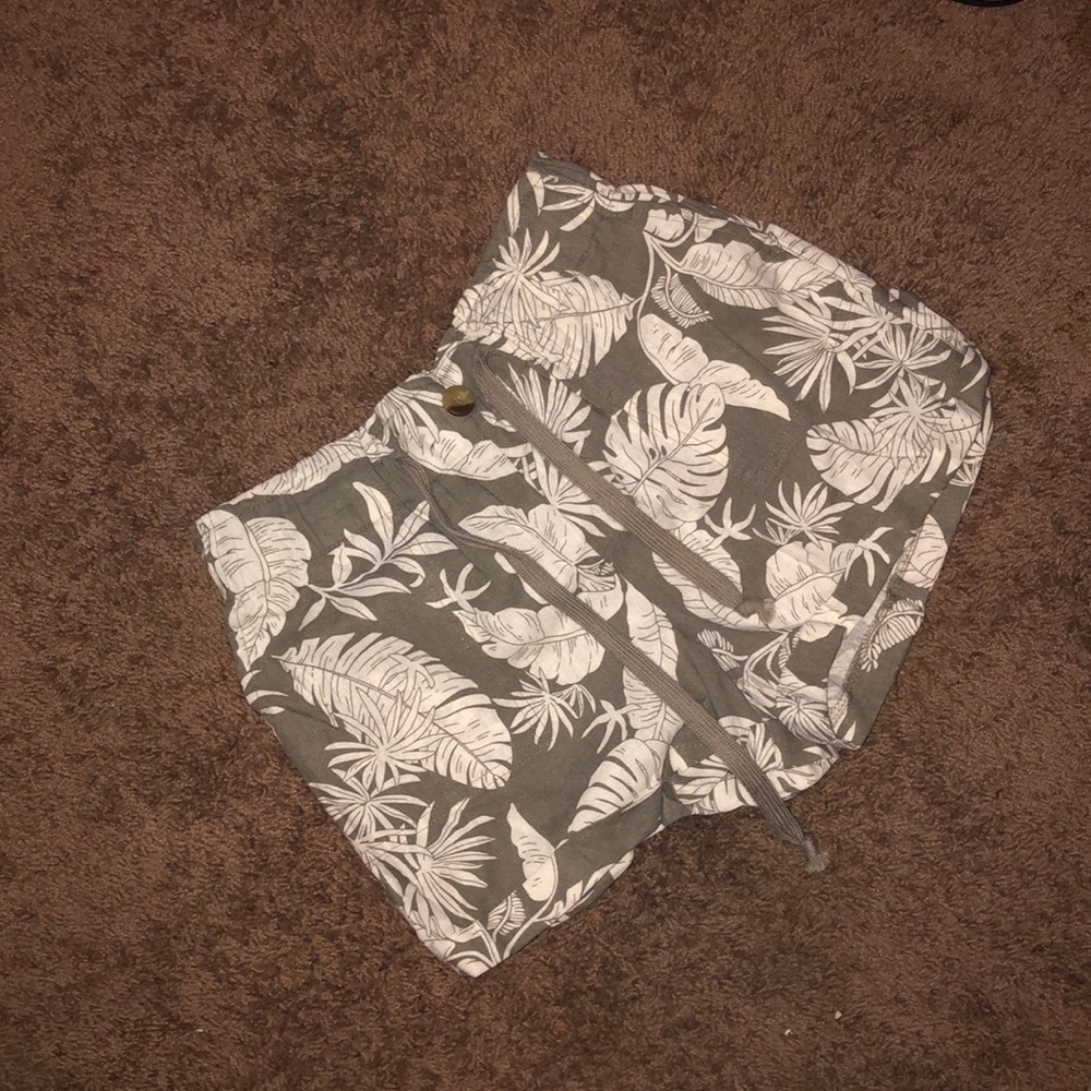 NWT Palm leaf shorts